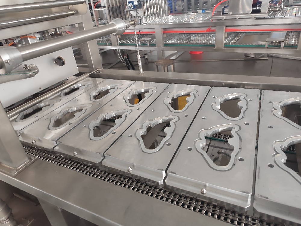 龙应一出六鱼型灌装封口机