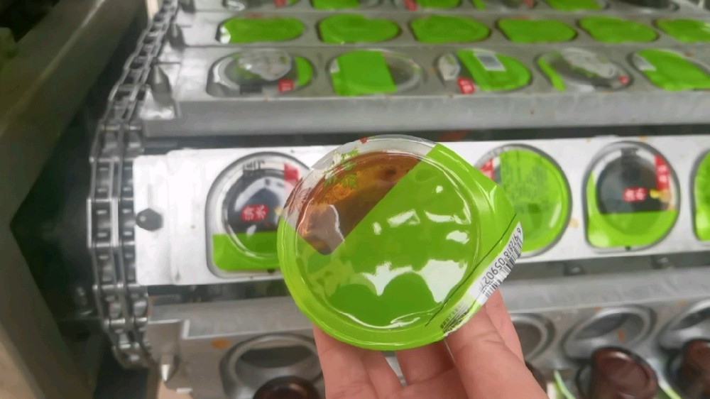 龙应一出八酱料灌装封口机